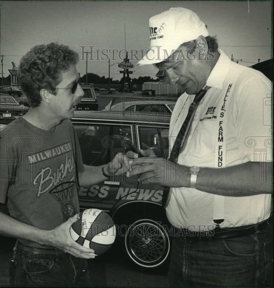 1987 Press Photo Mike Dahms gets Ex-Milwaukee Bucks Coach Don Nelson's autograph- Historic Images