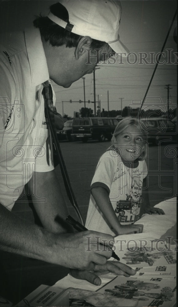 1987 Press Photo Milwaukee Bucks coach Don Nelson with fan, Jessica Sendfort- Historic Images