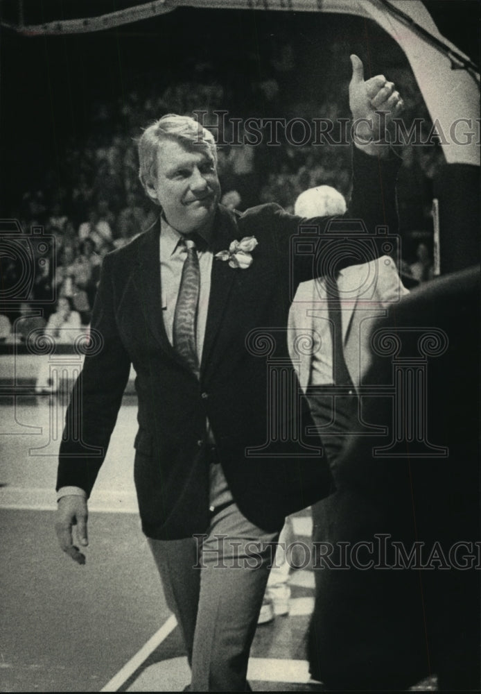 1987 Press Photo Milwaukee Bucks basketball coach Don Nelson before a game- Historic Images