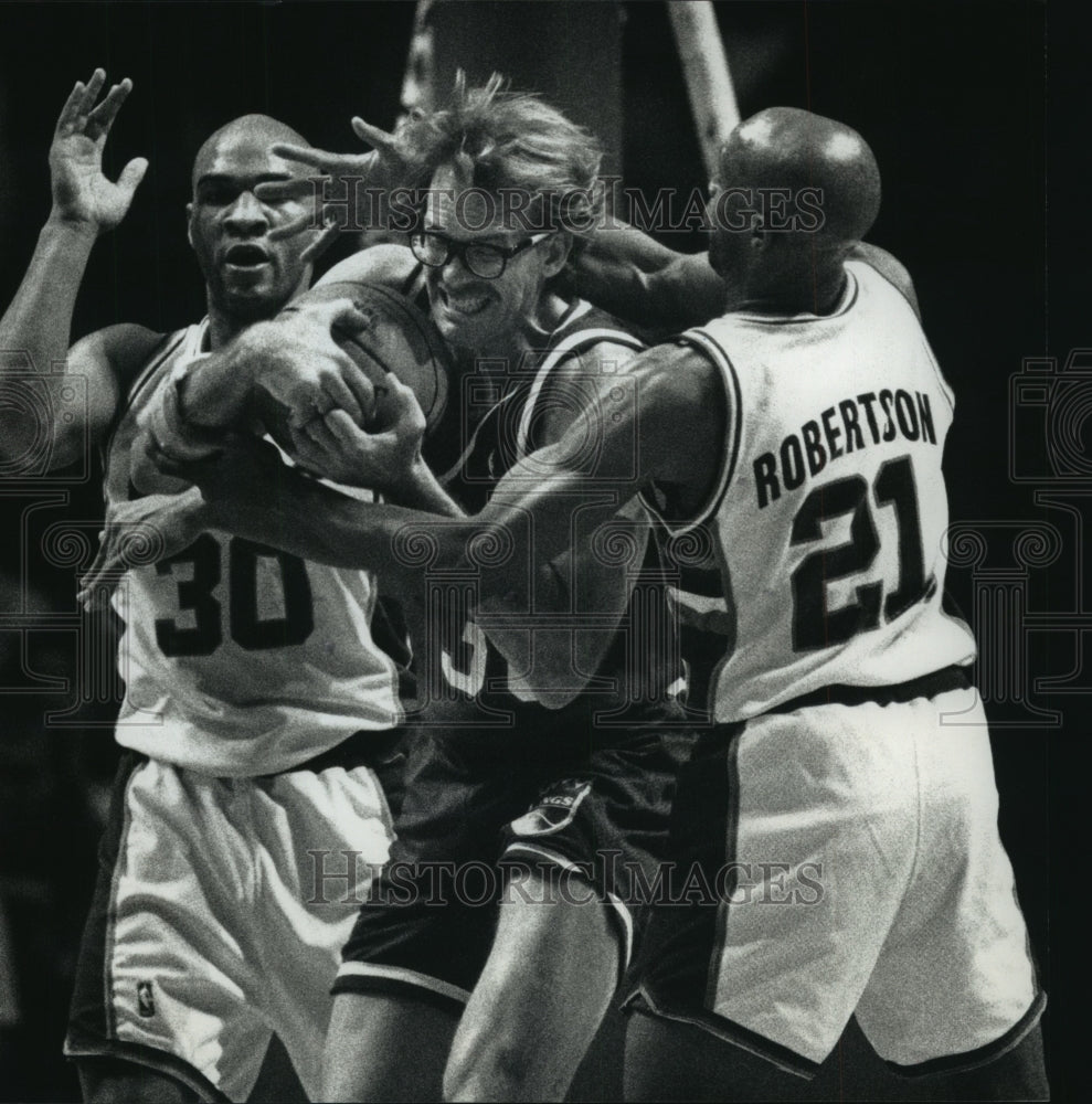 1988 Press Photo Milwaukee Bucks players in tussle with Kings rival during game- Historic Images