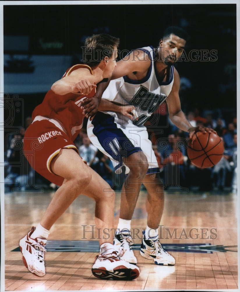 Press Photo Milwaukee Bucks player dribbling ball against a Rockets player.- Historic Images