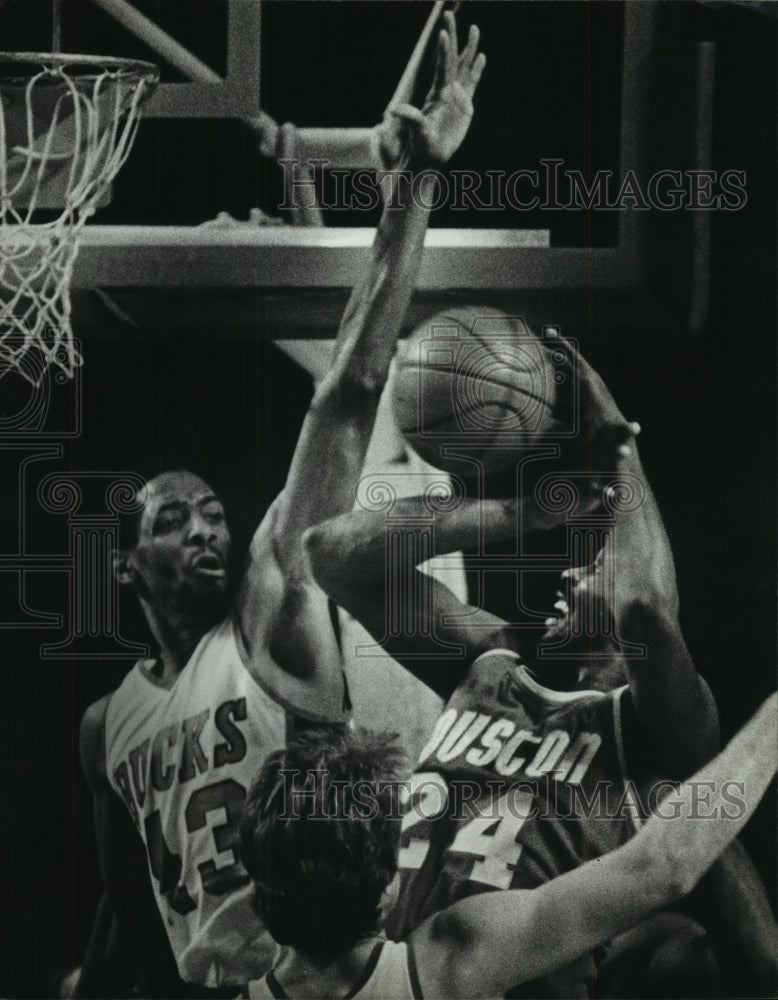 1980 Press Photo Milwaukee Buck Mickey Johnson blocks Rocket Moses Malone&#39;s shot- Historic Images