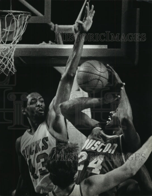 1980 Press Photo Milwaukee Buck Mickey Johnson blocks Rocket Moses Malone's shot- Historic Images