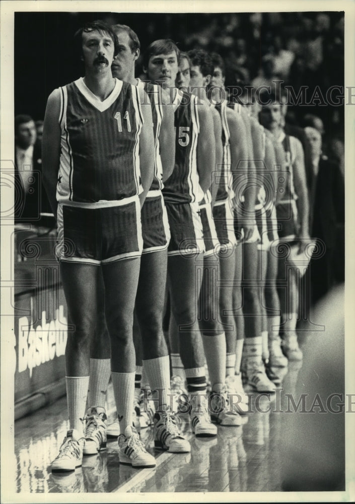 1987 Press Photo Soviet Union basketball team stands up for national anthems- Historic Images