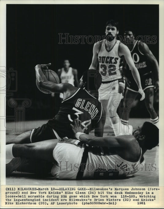 1981 Press Photo Milwaukee Bucks & NY Knicks players scramble during game- Historic Images