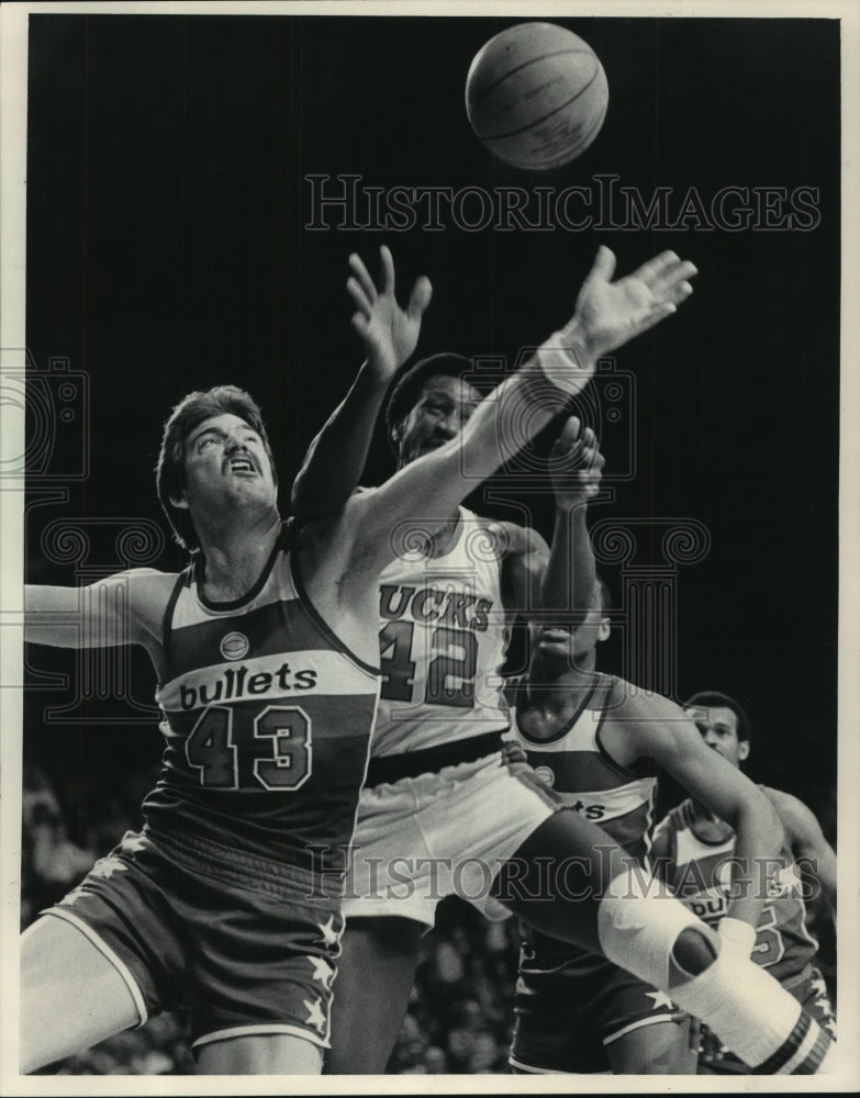 1983 Press Photo Milwaukee Bucks&#39; Harvey Catchings vs. Bullets&#39; Jeff Ruland- Historic Images