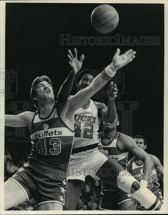 1983 Press Photo Milwaukee Bucks' Harvey Catchings vs. Bullets' Jeff Ruland- Historic Images