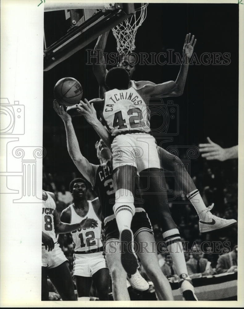 1983 Press Photo Milwaukee Bucks&#39; Alton Lister and others in basketball action- Historic Images