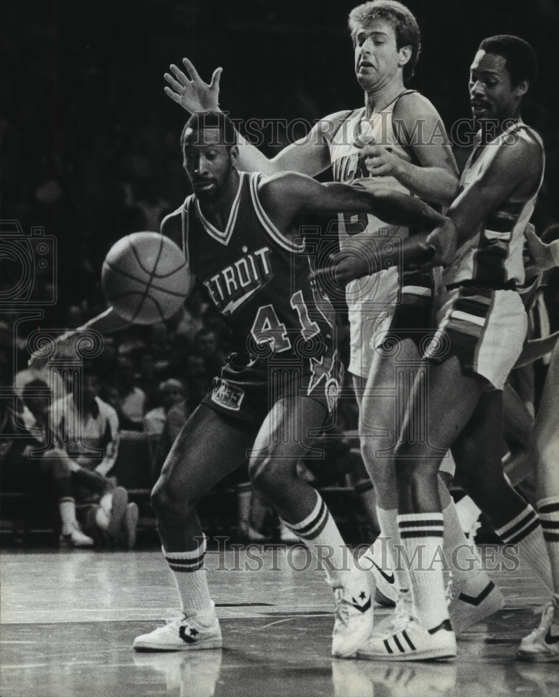 1981 Press Photo Terry Tyler and Milwaukee Bucks players go after loose ball- Historic Images