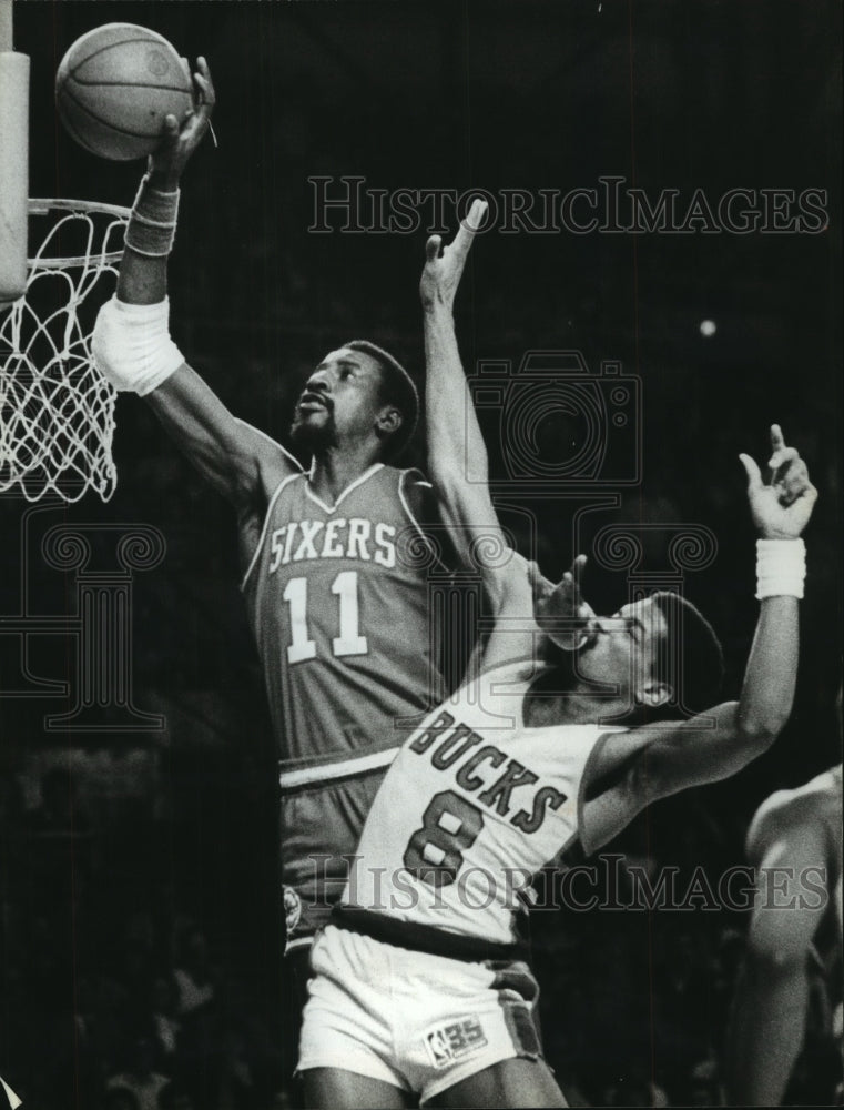 1981 Press Photo 76er Caldwell Jones scores around Buck Marques Johnson- Historic Images