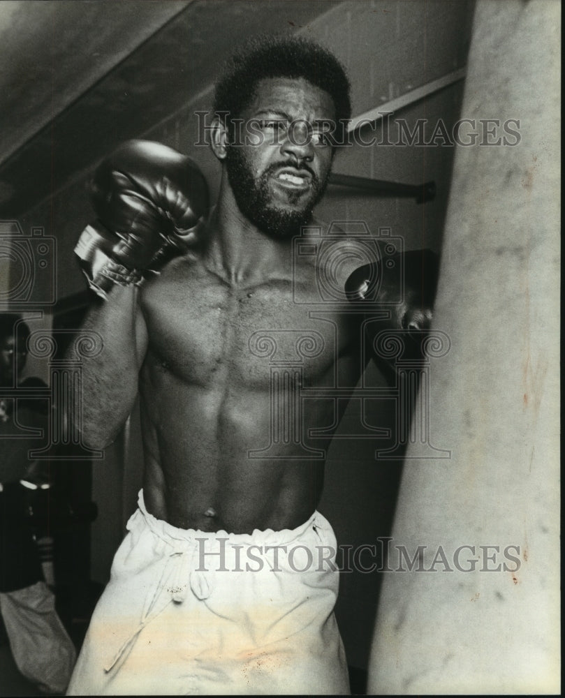 1981 Press Photo Milwaukee Boxer Gary Jones works out on the heavy bag- Historic Images