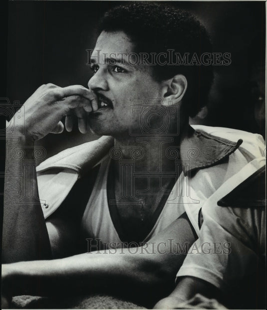 1982 Press Photo Milwaukee Bucks' Basketball Player Marques Johnson On Bench- Historic Images