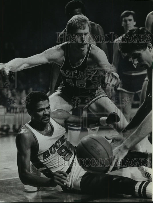 1982 Press Photo Bucks Basketball Player Marques Johnson On Floor Versus Phoenix- Historic Images