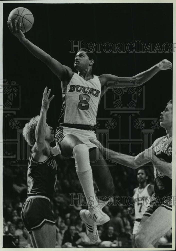 1983 Press Photo Bucks&#39; Marques Johnson&#39;s layup shot against Dallas players.- Historic Images