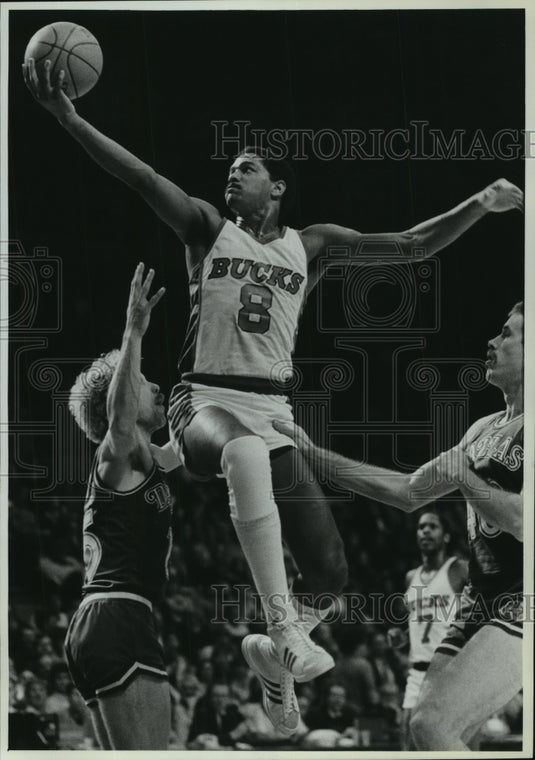 1983 Press Photo Bucks' Marques Johnson's layup shot against Dallas players.- Historic Images