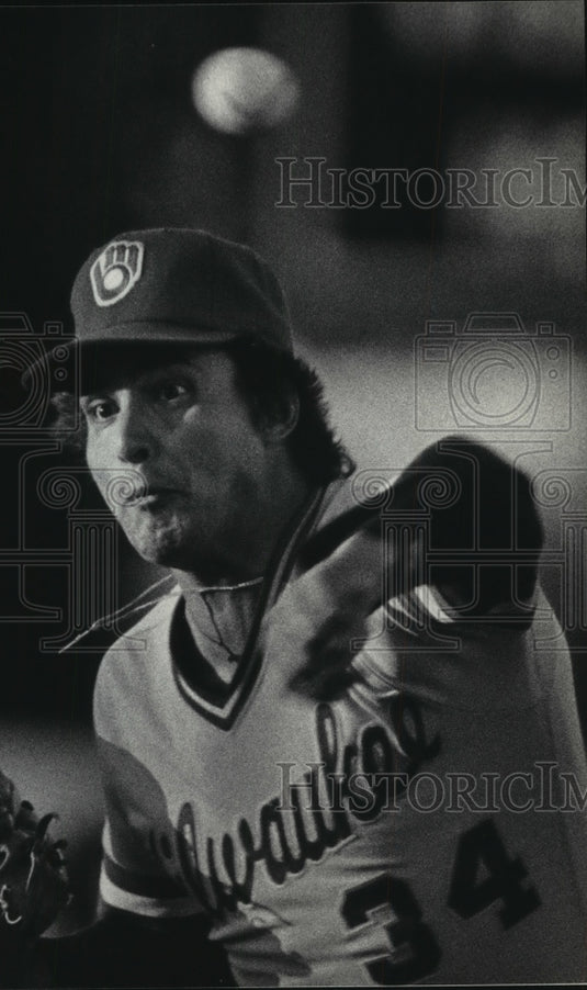 1986 Press Photo Milwaukee's pitcher John Henry Johnson fires ball to home plate- Historic Images