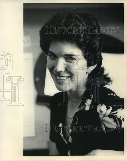 1984 Press Photo A happy Karen Johnson, president of Animagination, Franksville.- Historic Images