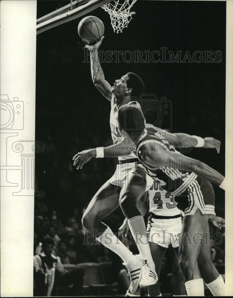 1980 Press Photo Bucks Marques Johnson scoring two of his 40 points Sunday.- Historic Images