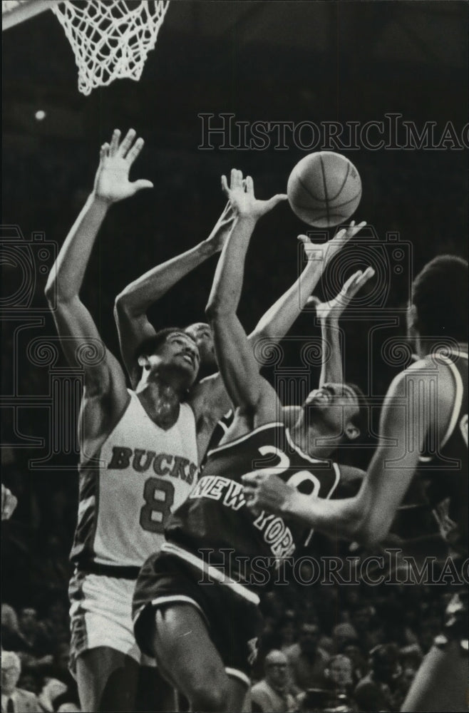 1982 Press Photo Milwaukee Bucks' Marques Johnson fights for rebound - mjt12057- Historic Images