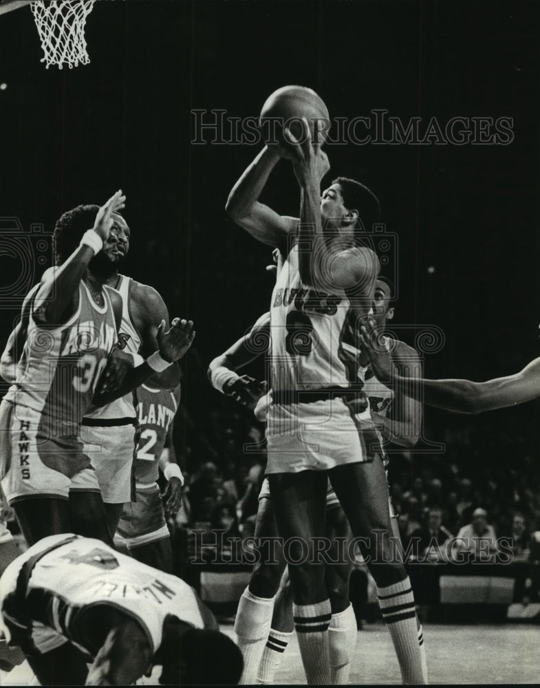 1982 Press Photo Bucks&#39; Marques Johnson shoots over Atlanta&#39;s Tree Rollins- Historic Images