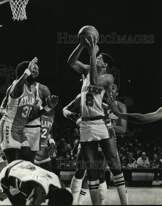1982 Press Photo Bucks' Marques Johnson shoots over Atlanta's Tree Rollins- Historic Images