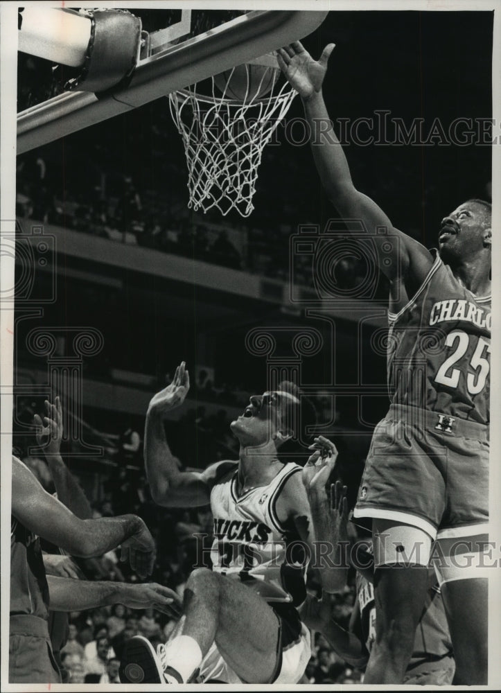 1989 Press Photo Bucks&#39; Red Roberts shoots ball by Charlotte&#39;s Earl Cureton- Historic Images