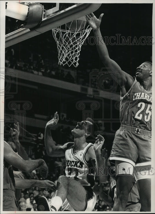1989 Press Photo Bucks' Red Roberts shoots ball by Charlotte's Earl Cureton- Historic Images
