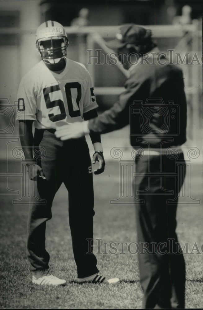 1987 Press Photo Johnny Holland linebacker for Green Bay with assistant coach.- Historic Images