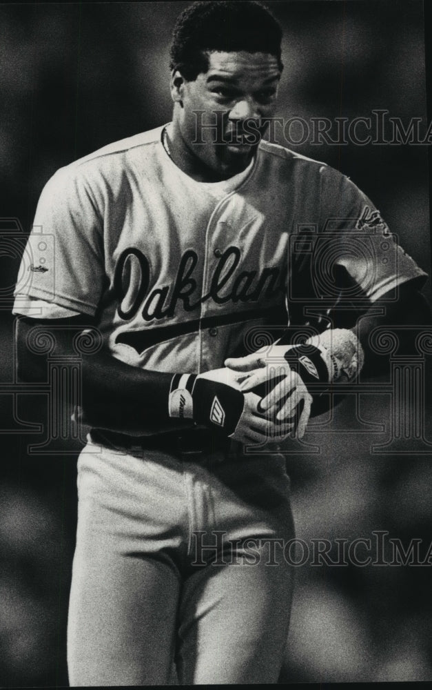 1988 Press Photo Oakland outfielder Dave Henderson reacts to being hit by pitch.- Historic Images