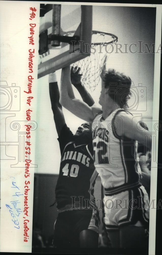 1986 Press Photo UW basketball player Dwayne Johnson drives for points- Historic Images