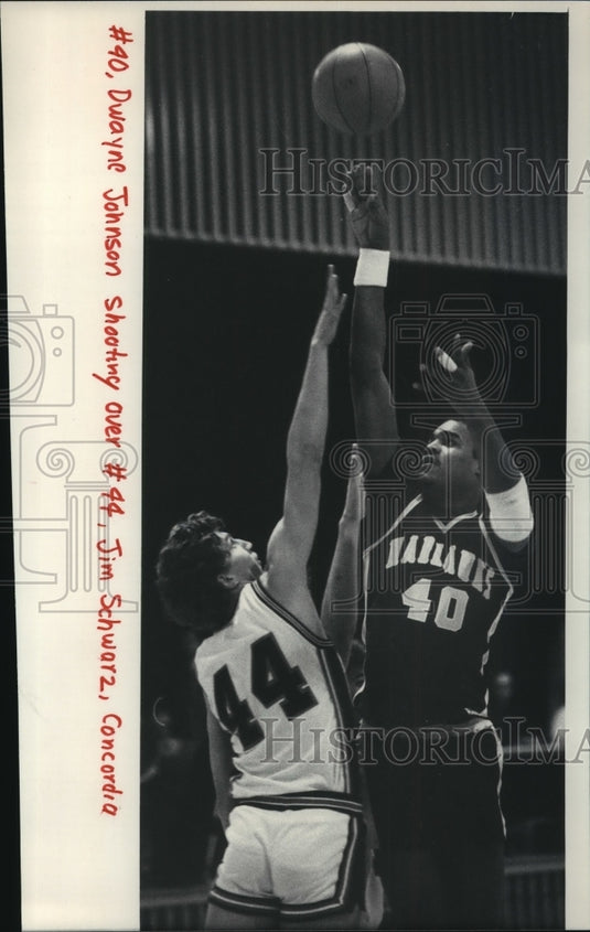 1985 Press Photo UW-Whitewater basketball's Dwayne Johnson vs. Jim Schwarz- Historic Images