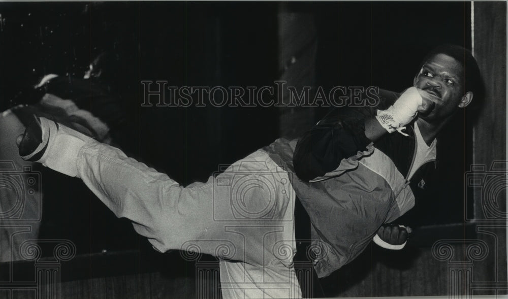 1986 Press Photo Professional Karate Fighter Tom Hall Working Out At His Studio- Historic Images