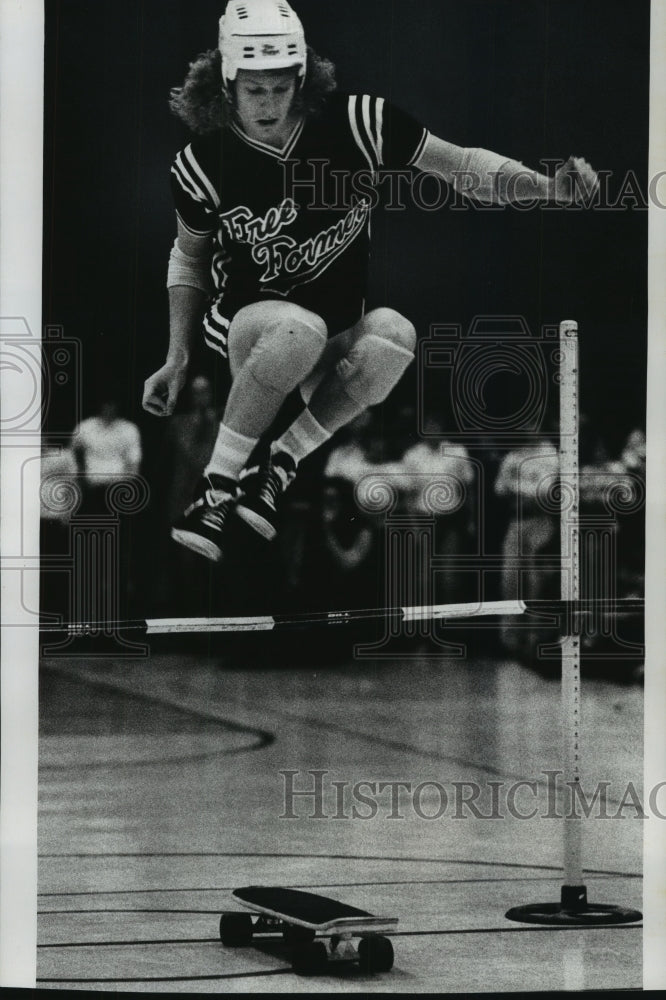 1978 Press Photo Skateboard Champ Ty Page Performs An Moving Acrobatic High Jump- Historic Images