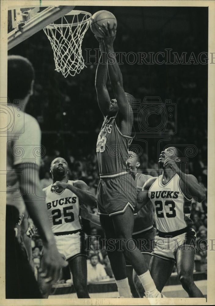 1986 Press Photo 76&#39;er Basketball&#39;s Terry Catledge Scores On Bucks At Arena- Historic Images