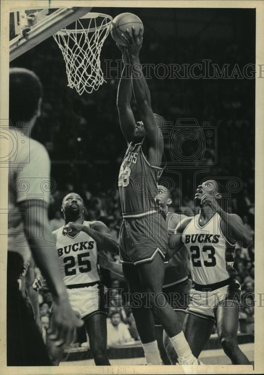 1986 Press Photo 76'er Basketball's Terry Catledge Scores On Bucks At Arena- Historic Images