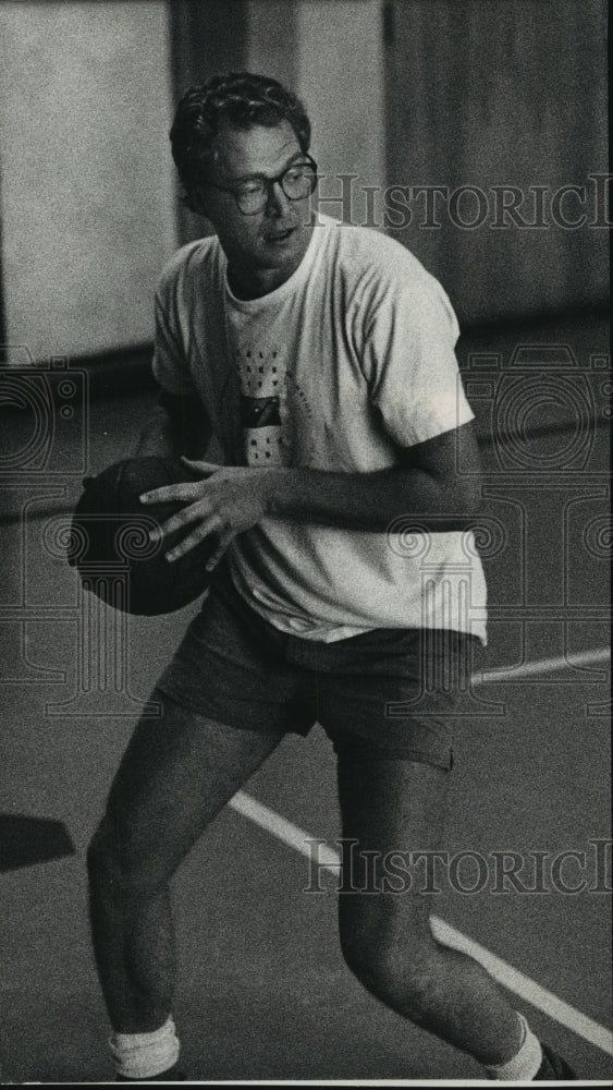 1988 Press Photo Mayor John O. Torquiest Plays Pick-Up Game at Community Center- Historic Images