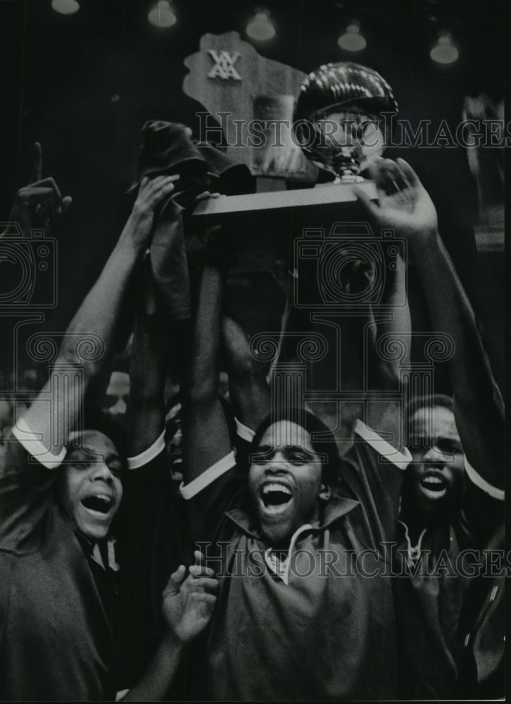 1980 Press Photo North Division High School Celebrates with Trophy in Madison- Historic Images