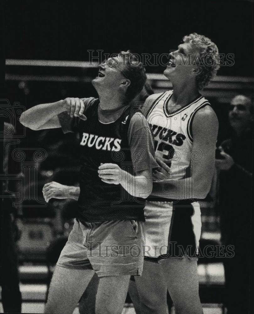 1988 Press Photo Milwaukee Mayor John Norquist playing basketball fundraiser- Historic Images