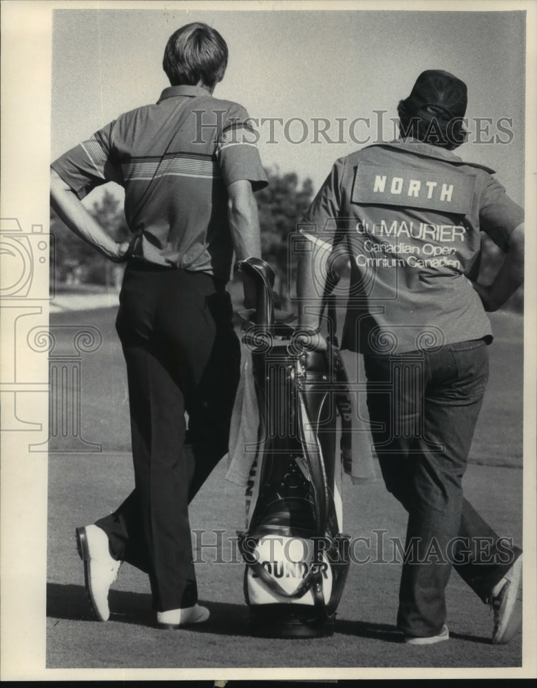 1985 Press Photo Andy North and caddie Mike Busfield await North&#39;s turn.- Historic Images