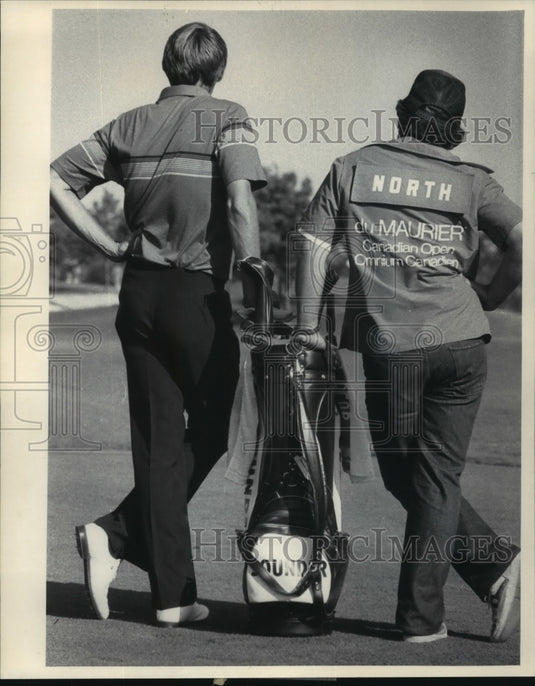 1985 Press Photo Andy North and caddie Mike Busfield await North's turn.- Historic Images