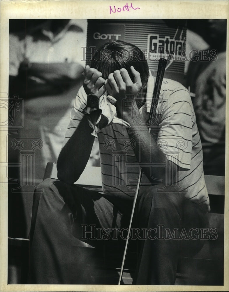 1982 Press Photo Former US Open Champion Andy North of Madison held his head.- Historic Images