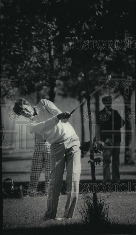 1985 Press Photo Andy North tried his luck on the Brown Deer Course. - mjt12245- Historic Images