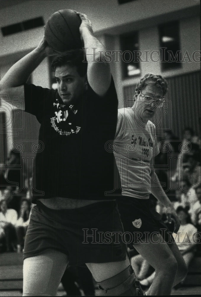 1990 Press Photo Tony Calfo takes a rebound in front of Mayor John O. Norquist.- Historic Images