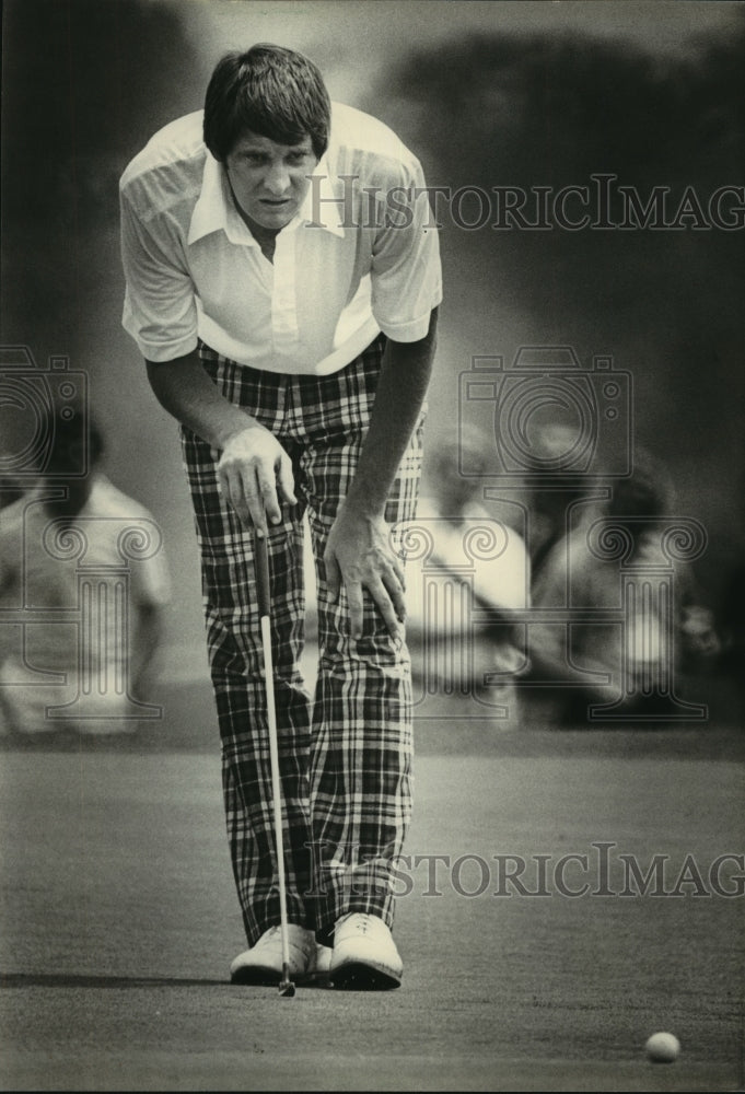 1984 Press Photo Andy North lined up a putt on 16th hole. - mjt12254- Historic Images