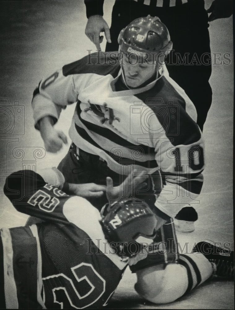 1985 Press Photo Milwaukee&#39;s Derek Davis &amp; Peoria&#39;s Normand Baron brawl it out- Historic Images