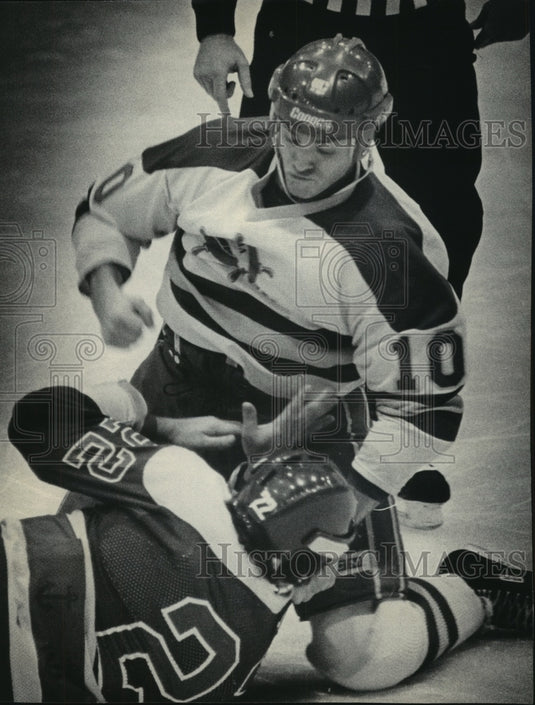 1985 Press Photo Milwaukee's Derek Davis & Peoria's Normand Baron brawl it out- Historic Images