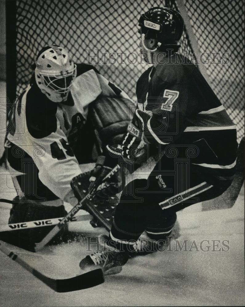 1986 Press Photo Milwaukee goalie Rob Holland stops Fort Wayne&#39;s Dale Baldwin.- Historic Images