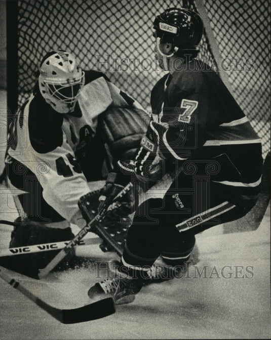1986 Press Photo Milwaukee goalie Rob Holland stops Fort Wayne's Dale Baldwin.- Historic Images