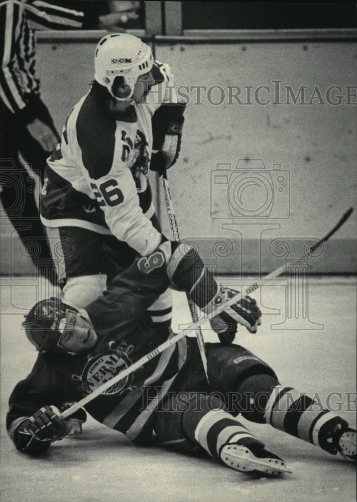 1986 Press Photo Milwaukee Admirals and Peoria Hockey Players Get Tangled Up- Historic Images