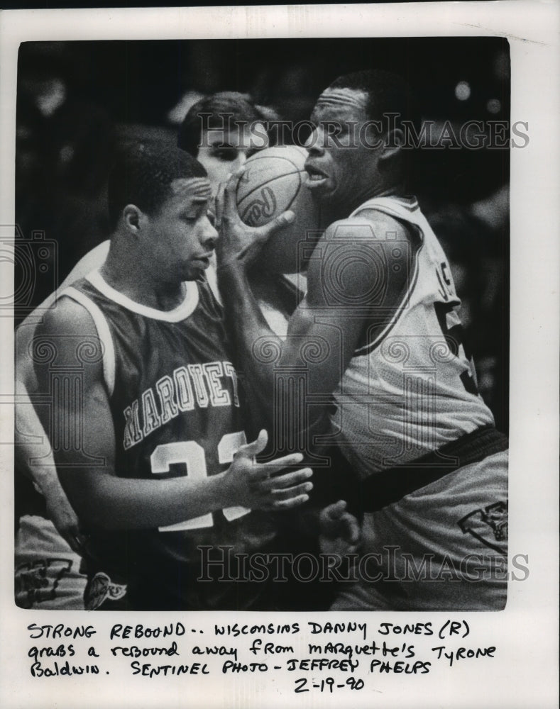 1990 Press Photo Wisconsin&#39;s Jones Wrestles Rebound from Marquette&#39;s Baldwin- Historic Images